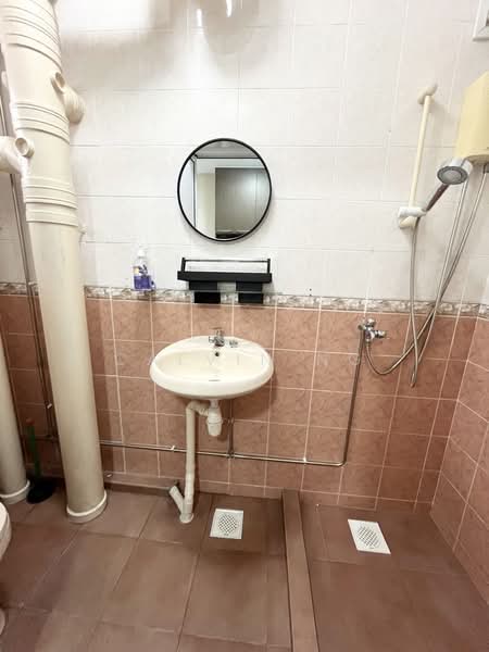 700A Ang Mo Kio Avenue 6, 700A Ang Mo Kio Avenue 6, 3 Bedrooms, 1,184 sqft, HDB Flat For Rent, by Calvin Ng, 500202386 - Bathroom - PropertyGuru.com.sg