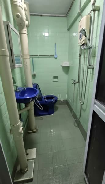 32 Jalan Bahagia, 32 Jalan Bahagia, 2 Bedrooms, 603 sqft, HDB Flat For Sale, by Mathi Alagan, 500202395 - Bathroom - PropertyGuru.com.sg
