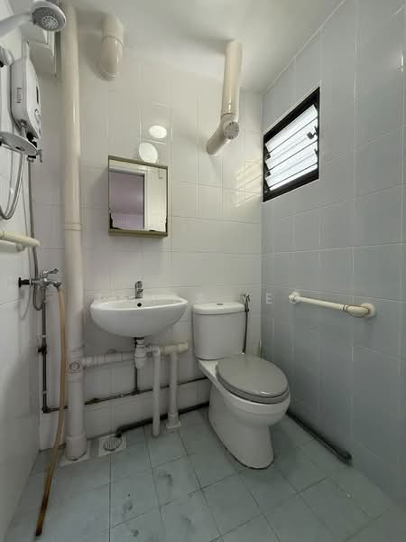 547 Bedok North Street 3, 547 Bedok North Street 3, 3 Bedrooms, 990 sqft, HDB Flat For Rent, by James Yeo, 500202409 - Bathroom - PropertyGuru.com.sg