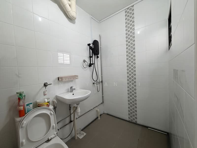 622 Yishun Ring Road, 622 Yishun Ring Road, 2 Bedrooms, 796 sqft, HDB Flat For Rent, by Eng Yuan Li, 500202410 - Bathroom - PropertyGuru.com.sg