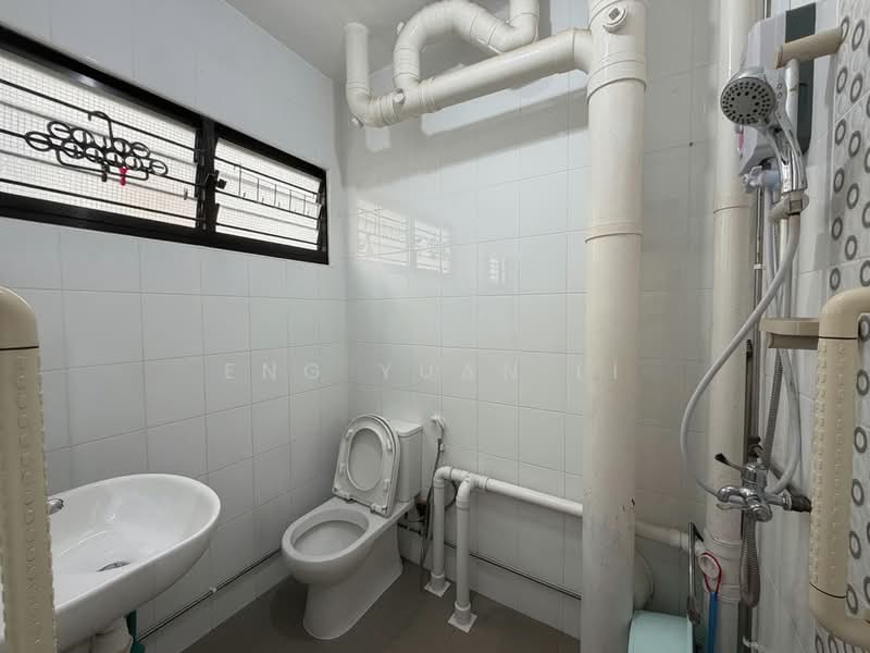 622 Yishun Ring Road, 622 Yishun Ring Road, 2 Bedrooms, 796 sqft, HDB Flat For Rent, by Eng Yuan Li, 500202410 - Bathroom - PropertyGuru.com.sg