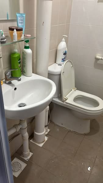 452 Ang Mo Kio Avenue 10, 452 Ang Mo Kio Avenue 10, Room Rental, 150 sqft, HDB Flat For Rent, by Leslie Mui, 500202421 - Bathroom - PropertyGuru.com.sg
