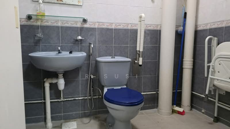 405 Admiralty Link, 405 Admiralty Link, 2 Bedrooms, 968 sqft, HDB Flat For Rent, by R Susi, 500202436 - Bathroom - PropertyGuru.com.sg
