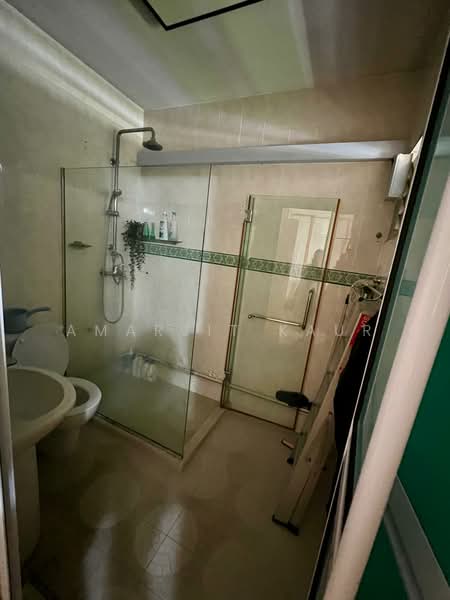 431 Hougang Avenue 6, 431 Hougang Avenue 6, 5 Bedrooms, 1,560 sqft, HDB Flat For Sale, by Amarjit Kaur, 500202444 - Bathroom - PropertyGuru.com.sg