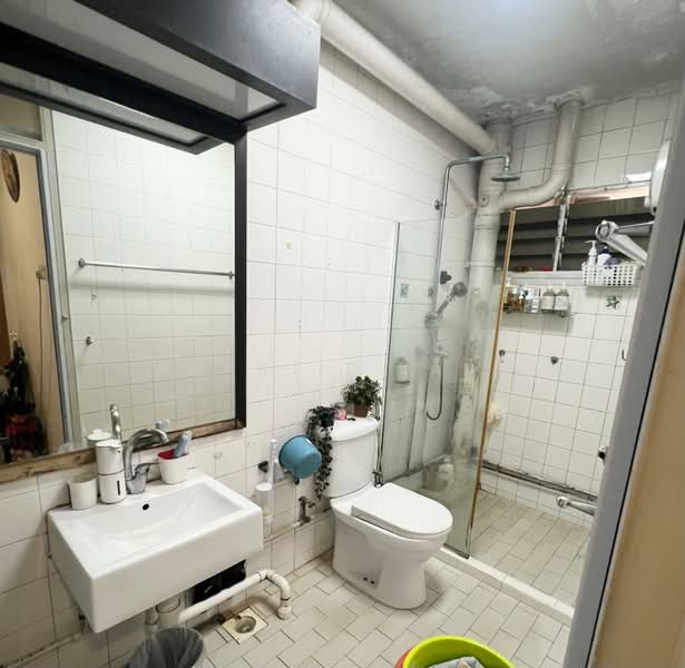 431 Hougang Avenue 6, 431 Hougang Avenue 6, 5 Bedrooms, 1,560 sqft, HDB Flat For Sale, by Amarjit Kaur, 500202444 - Bathroom - PropertyGuru.com.sg