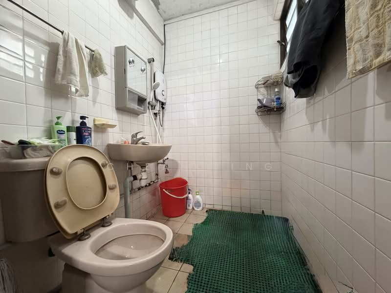 824 Woodlands Street 81, 824 Woodlands Street 81, 3 Bedrooms, 904 sqft, HDB Flat For Sale, by Cheah Jing, 500202457 - Master toilet - PropertyGuru.com.sg