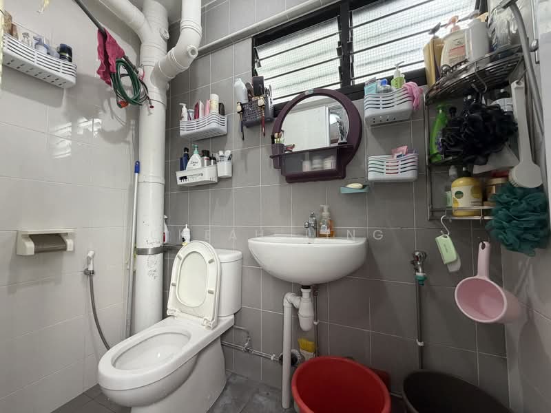 824 Woodlands Street 81, 824 Woodlands Street 81, 3 Bedrooms, 904 sqft, HDB Flat For Sale, by Cheah Jing, 500202457 - Common toilet - PropertyGuru.com.sg