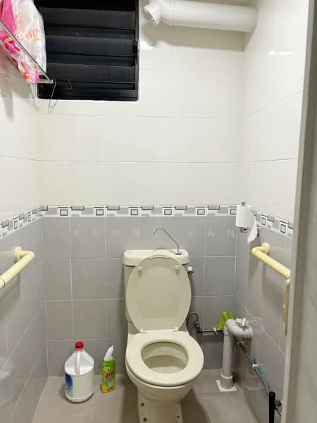 662 Buffalo Road, 662 Buffalo Road, Room Rental, 100 sqft, HDB Flat For Rent, by Kenny Kan, 500202484 - Bathroom - PropertyGuru.com.sg