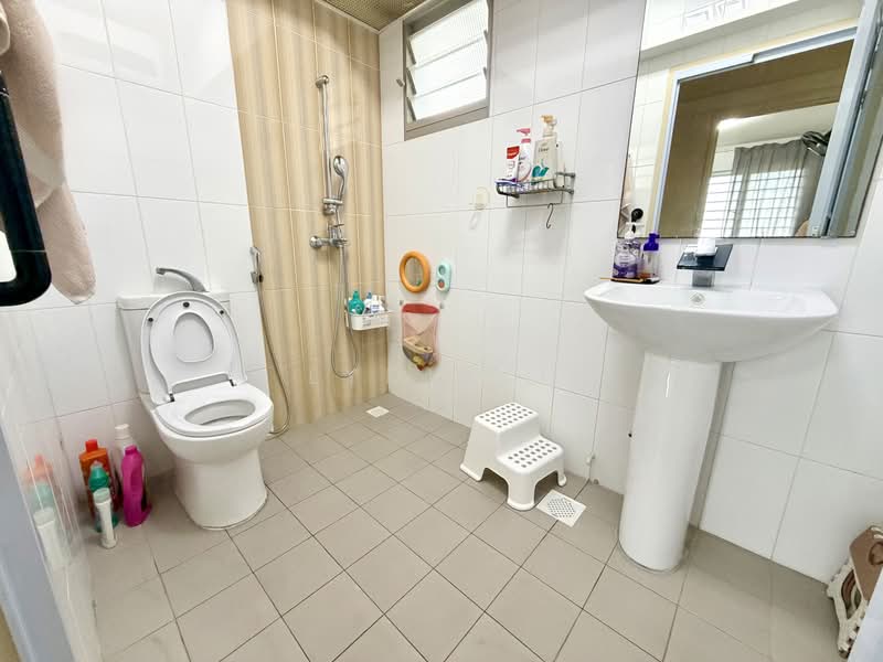 446A Bukit Batok West Avenue 8, 446A Bukit Batok West Avenue 8, Dairy Farm / Bukit Panjang / Choa Chu Kang, 3 Bedrooms, 1,205 sqft, HDB Flat For Sale, by Lydia J, 500202491 - Bathroom - PropertyGuru.com.sg