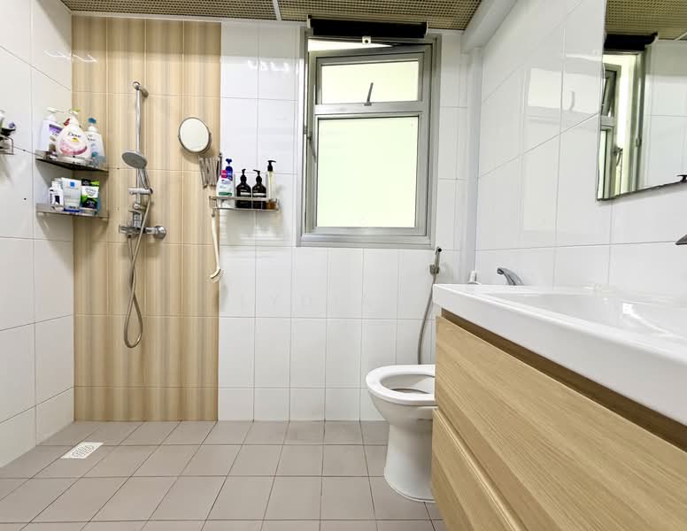 446A Bukit Batok West Avenue 8, 446A Bukit Batok West Avenue 8, Dairy Farm / Bukit Panjang / Choa Chu Kang, 3 Bedrooms, 1,205 sqft, HDB Flat For Sale, by Lydia J, 500202491 - Bathroom - PropertyGuru.com.sg