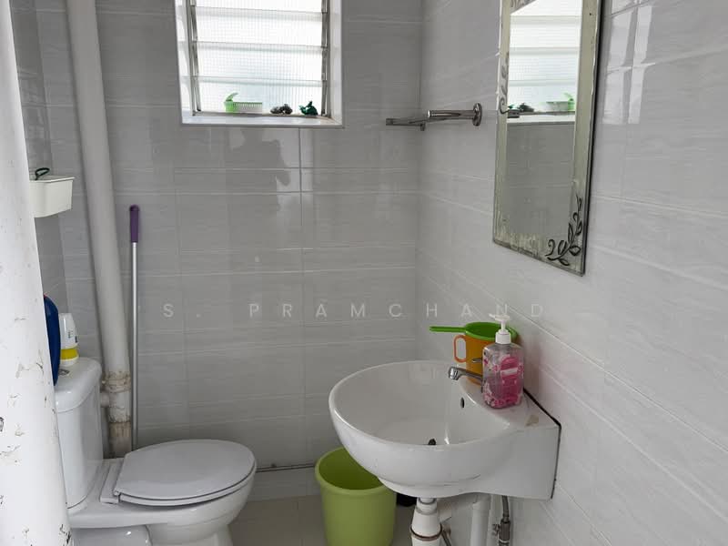 462 Jurong West Street 41, 462 Jurong West Street 41, 2 Bedrooms, 786 sqft, HDB Flat For Sale, by S. Pramchand, 500202494 - Bathroom - PropertyGuru.com.sg