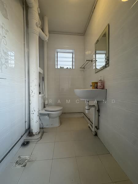 462 Jurong West Street 41, 462 Jurong West Street 41, 2 Bedrooms, 786 sqft, HDB Flat For Sale, by S. Pramchand, 500202494 - Bathroom - PropertyGuru.com.sg