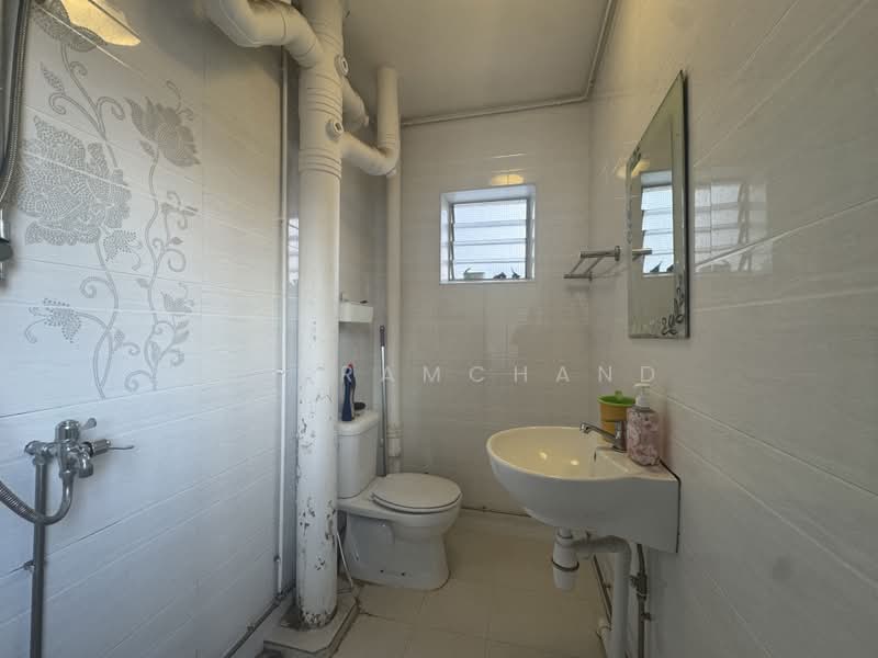 462 Jurong West Street 41, 462 Jurong West Street 41, 2 Bedrooms, 786 sqft, HDB Flat For Sale, by S. Pramchand, 500202494 - Bathroom - PropertyGuru.com.sg