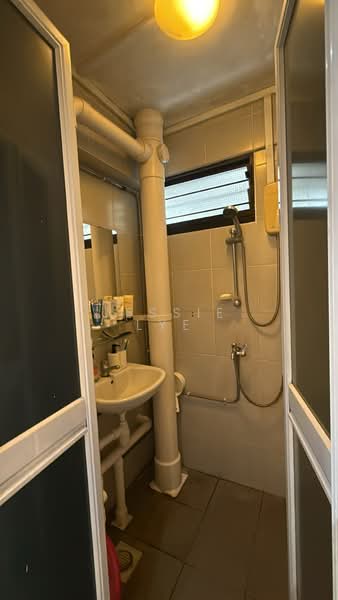 5 Tanjong Pagar Plaza, 5 Tanjong Pagar Plaza, 3 Bedrooms, 635 sqft, HDB Flat For Rent, by Jessie Lye, 500202500 - Bathroom - PropertyGuru.com.sg