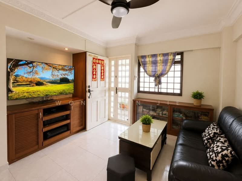 575 Ang Mo Kio Avenue 10, 575 Ang Mo Kio Avenue 10, 2 Bedrooms, 721 sqft, HDB Flat For Sale, by Wong Jun Jie, 500202507 - Living Room - PropertyGuru.com.sg