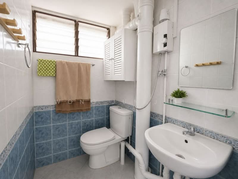575 Ang Mo Kio Avenue 10, 575 Ang Mo Kio Avenue 10, 2 Bedrooms, 721 sqft, HDB Flat For Sale, by Wong Jun Jie, 500202507 - Bathroom - PropertyGuru.com.sg