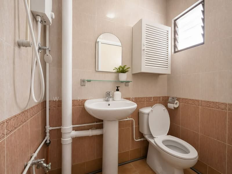 575 Ang Mo Kio Avenue 10, 575 Ang Mo Kio Avenue 10, 2 Bedrooms, 721 sqft, HDB Flat For Sale, by Wong Jun Jie, 500202507 - Bathroom - PropertyGuru.com.sg