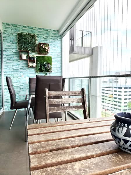 Eight Riversuites, 2 Whampoa East, 3 Bedrooms, 1,076 sqft, Condominium For Sale, by Mathi Alagan, 500202512 - Balcony - PropertyGuru.com.sg