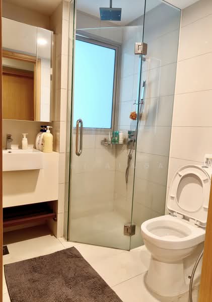 Eight Riversuites, 2 Whampoa East, 3 Bedrooms, 1,076 sqft, Condominium For Sale, by Mathi Alagan, 500202512 - Bathroom - PropertyGuru.com.sg