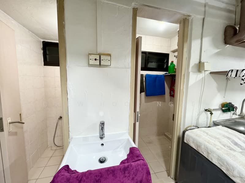 2 Marsiling Drive, 2 Marsiling Drive, 2 Bedrooms, 700 sqft, HDB Flat For Sale, by Chew Hock Ngee, 500202533 - Bathroom - PropertyGuru.com.sg