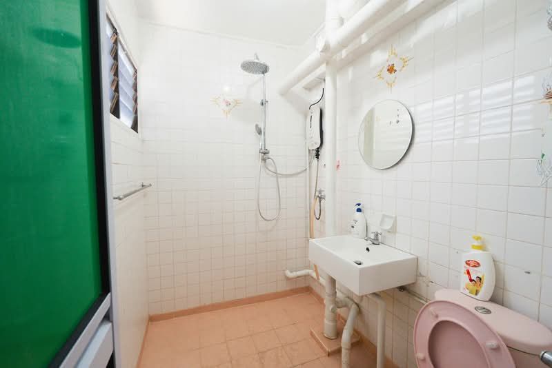 557 Jurong West Street 42, 557 Jurong West Street 42, 3 Bedrooms, 1,119 sqft, HDB Flat For Sale, by Don Cheng, 500202544 - Bathroom - PropertyGuru.com.sg