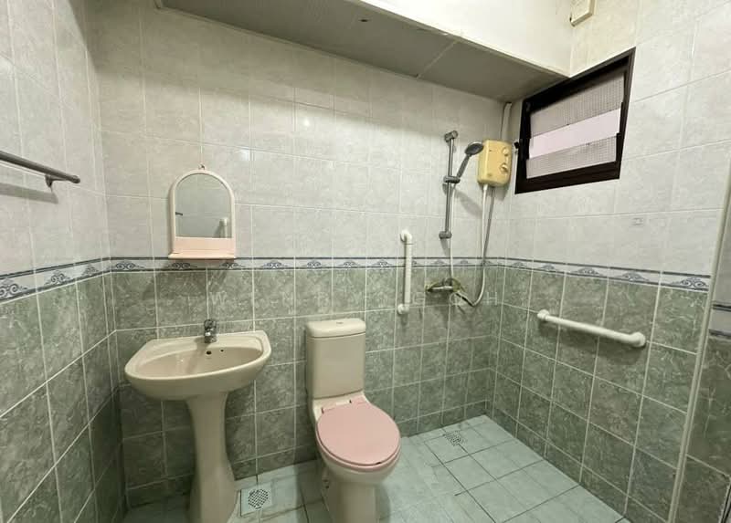 32 Eunos Crescent, 32 Eunos Crescent, 3 Bedrooms, 969 sqft, HDB Flat For Sale, by Wendy Goh, 500202562 - Bathroom - PropertyGuru.com.sg