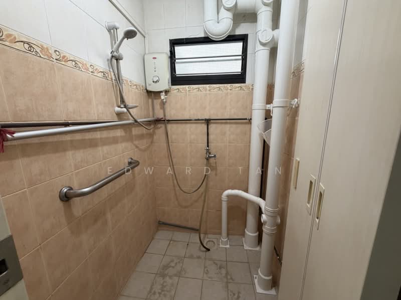 195 Kim Keat Avenue, 195 Kim Keat Avenue, 2 Bedrooms, 710 sqft, HDB Flat For Sale, by Edward Tan, 500202583 - Bathroom - PropertyGuru.com.sg