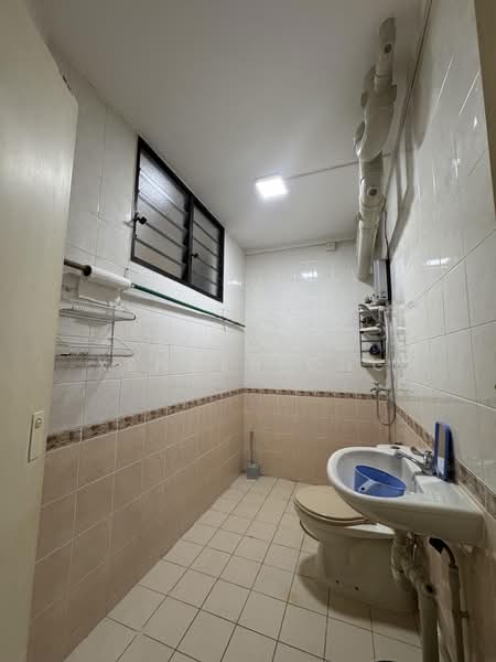 111A Depot Road, 111A Depot Road, 3 Bedrooms, 99 sqft, HDB Flat For Rent, by Xenden Ong, 500202585 - Bathroom - PropertyGuru.com.sg