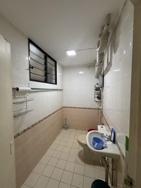 111A Depot Road, 111A Depot Road, 3 Bedrooms, 99 sqft, HDB Flat For Rent, by Xenden Ong, 500202585 - Bathroom - PropertyGuru.com.sg