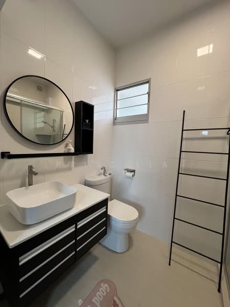 461A Bukit Batok West Avenue 8, 461A Bukit Batok West Avenue 8, 3 Bedrooms, 1,001 sqft, HDB Flat For Sale, by Priscilla Low, 500202586 - Master Bedroom Bathroom - PropertyGuru.com.sg