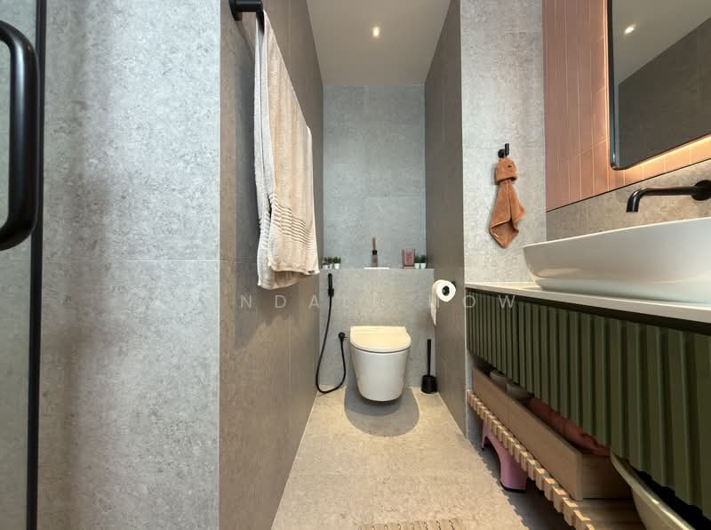 Castle Green, 481 Yio Chu Kang Road, 3 Bedrooms, 1,152 sqft, Condominium For Sale, by Randall How, 500202592 - Master Bathroom - PropertyGuru.com.sg