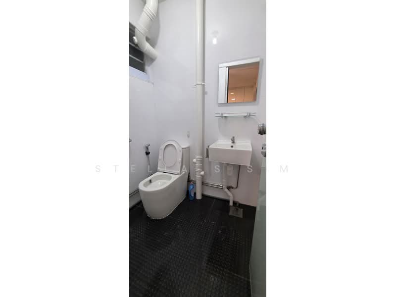 307 Shunfu Road, 307 Shunfu Road, 2 Bedrooms, 721 sqft, HDB Flat For Rent, by Stella S Sim, 500202595 - Bathroom - PropertyGuru.com.sg
