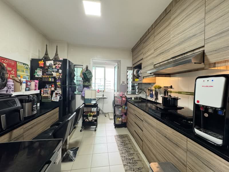 443 Yishun Avenue 11, 443 Yishun Avenue 11, 3 Bedrooms, 1,033 sqft, HDB Flat For Sale, by Risdian Isbintara, 500202620 - Kitchen - PropertyGuru.com.sg