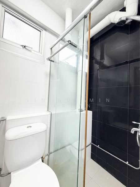824 Woodlands Street 81, 824 Woodlands Street 81, 3 Bedrooms, 904 sqft, HDB Flat For Sale, by Lin Hui Min Jerlyn, 500202639 - Bathroom - PropertyGuru.com.sg