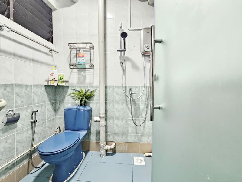 309 Serangoon Avenue 2, 309 Serangoon Avenue 2, 3 Bedrooms, 980 sqft, HDB Flat For Sale, by Michelle Leong, 500202646 - Bathroom - PropertyGuru.com.sg
