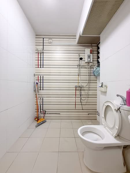 415D Northshore Drive, 415D Northshore Drive, 3 Bedrooms, 1,012 sqft, HDB Flat For Rent, by Kerene Ong Zhi Qi, 500202650 - Bathroom - PropertyGuru.com.sg