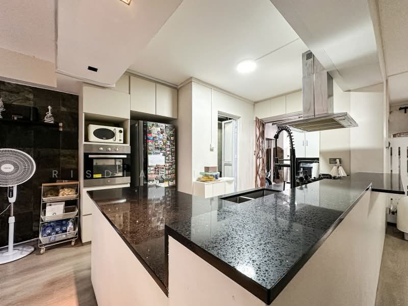 827 Woodlands Street 81, 827 Woodlands Street 81, 4 Bedrooms, 1,582 sqft, HDB Flat For Sale, by Risdian Isbintara, 500202656 - Kitchen - PropertyGuru.com.sg