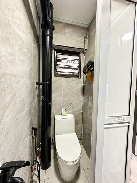 827 Woodlands Street 81, 827 Woodlands Street 81, 4 Bedrooms, 1,582 sqft, HDB Flat For Sale, by Risdian Isbintara, 500202656 - Bathroom - PropertyGuru.com.sg