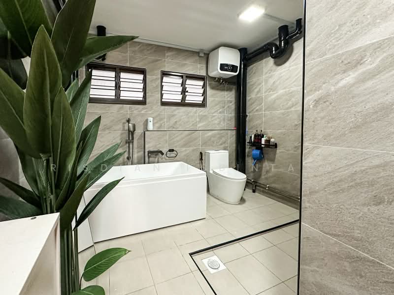 827 Woodlands Street 81, 827 Woodlands Street 81, 4 Bedrooms, 1,582 sqft, HDB Flat For Sale, by Risdian Isbintara, 500202656 - Bathroom - PropertyGuru.com.sg