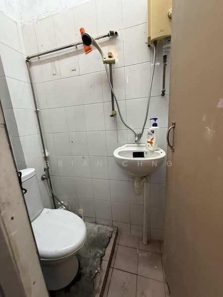 Upper Serangoon Road, , 4 Bedrooms, 950 sqft, Shophouse For Rent, by Brian Chng, 500202741 - Bathroom - PropertyGuru.com.sg