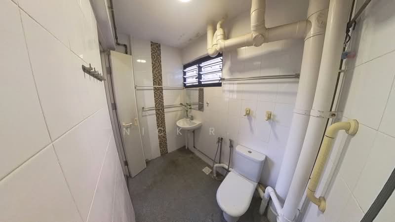 272 Yishun Street 22, 272 Yishun Street 22, 3 Bedrooms, 1,313 sqft, HDB Flat For Sale, by Nick R. L, 500202796 - Bathroom - PropertyGuru.com.sg