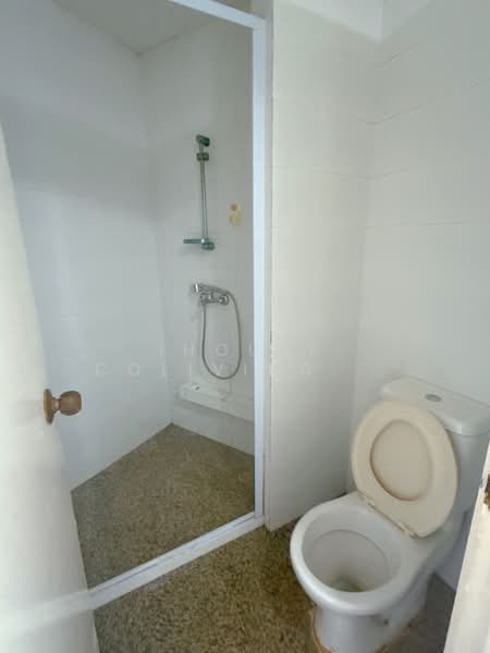 Kerrisdale, 30 Sturdee Road, Room Rental, 100 sqft, Condominium For Rent, by ling, 500202817 - Bathroom - PropertyGuru.com.sg