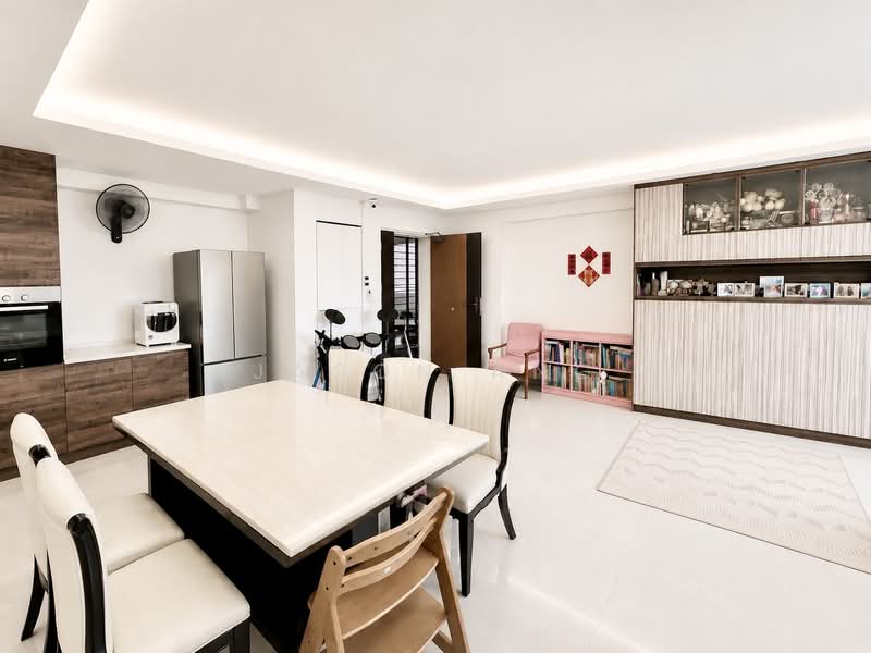 451B Bukit Batok West Avenue 6, 451B Bukit Batok West Avenue 6, 4 Bedrooms, 1,238 sqft, HDB Flat For Sale, by Jason Ang, 500202831 - Spacious living and dining area - PropertyGuru.com.sg