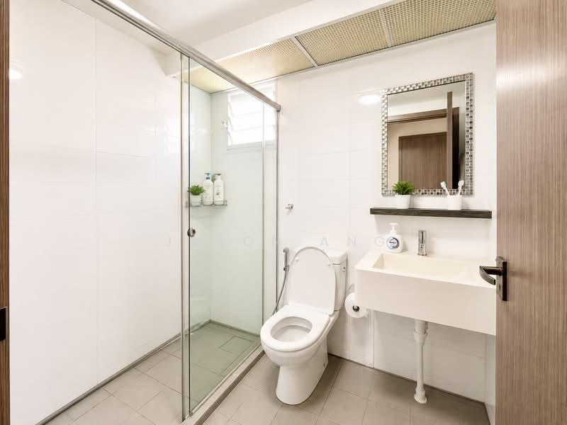 451B Bukit Batok West Avenue 6, 451B Bukit Batok West Avenue 6, 4 Bedrooms, 1,238 sqft, HDB Flat For Sale, by Jason Ang, 500202831 - Master bathroom - PropertyGuru.com.sg