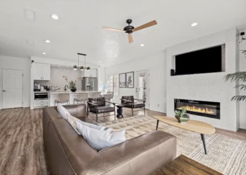 Co-living Suitable! Cheap and convenient! Prime district 15! Move in immediately!, , 6 Bedrooms, 1,574 sqft, Terraced House For Rent, by Aaron Wan 温伟雄, 500202883 - Living Room - PropertyGuru.com.sg