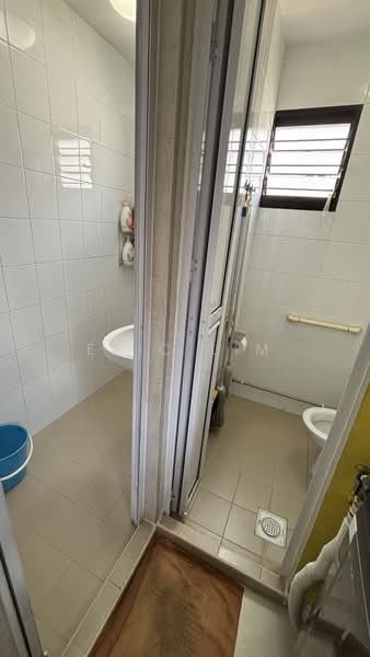631 Hougang Avenue 8, 631 Hougang Avenue 8, 2 Bedrooms, 743 sqft, HDB Flat For Sale, by Eric Lim, 500202964 - Bathroom - PropertyGuru.com.sg
