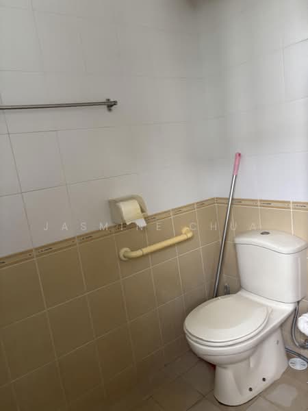 285 Tampines Street 22, 285 Tampines Street 22, 3 Bedrooms, 1,108 sqft, HDB Flat For Sale, by Jasmine Chua, 500203061 - Bathroom - PropertyGuru.com.sg