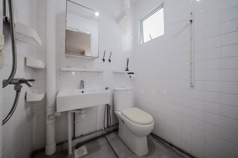 736 Yishun Street 72, 736 Yishun Street 72, 2 Bedrooms, 721 sqft, HDB Flat For Sale, by Veroy Chua, 500203063 - Bathroom - PropertyGuru.com.sg