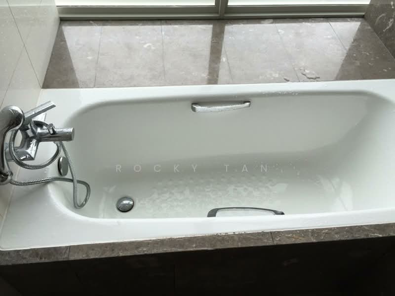 Caspian, 60 Lakeside Drive, Room Rental, 200 sqft, Condominium For Rent, by Rocky Tan, 500203096 - Ensuite Bathroom with Bathtub - PropertyGuru.com.sg