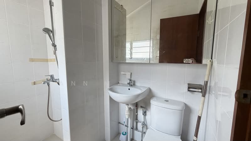 305 Hougang Avenue 5, 305 Hougang Avenue 5, 2 Bedrooms, 797 sqft, HDB Flat For Rent, by Ann Marie Ee, 500203108 - Bathroom - PropertyGuru.com.sg